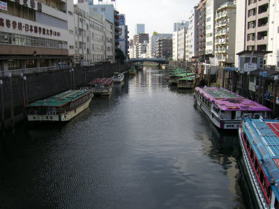 Fluss und Boot fahren in Tokyo (Bernd Lamprecht / pixelio.de)