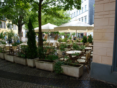 Strassencafe in Weimar (Hartmut910 / pixelio.de)